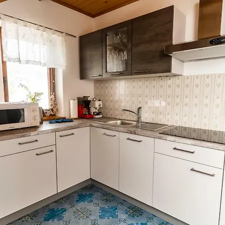 & Florjana ゲストハウス